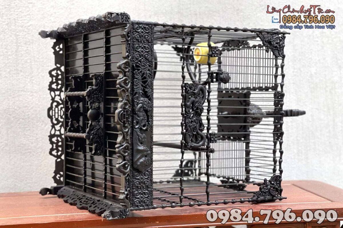 Lồng Chim Chào Mào Phom Vuông Đấu – Tích Tứ Linh 17 Lồng Chim Chào Mào Phom Vuông Đấu – Tích Tứ Linh | Gỗ Mun Đen Già Bóng Mờ, Tinh Hoa Phong Thủy – Đẳng Cấp Sưu Tầm